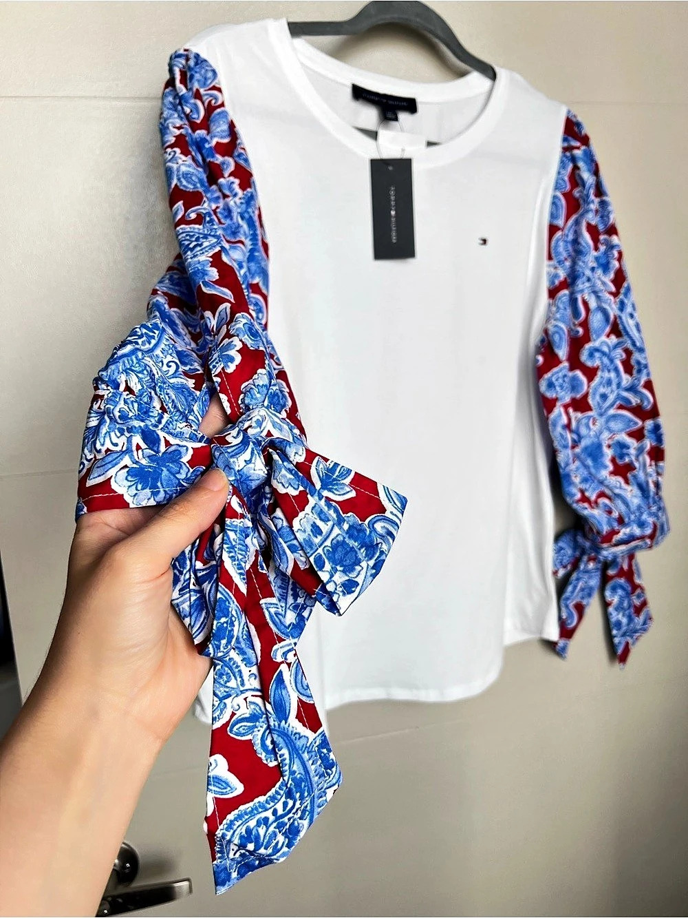 Tommy Hilfiger Paisley Sleeve Top in White & Blue Size Large NWT